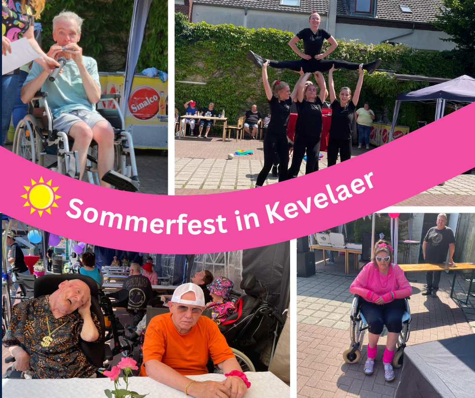 Beim Sommerfest in Kevelaer genießen Menschen im Rollstuhl und Gäste gemeinsam Musik, Akrobatik und fröhliches Beisammensein. Das Bild zeigt Darbietungen, bunte Kleidung und eine heitere Stimmung im Freien.