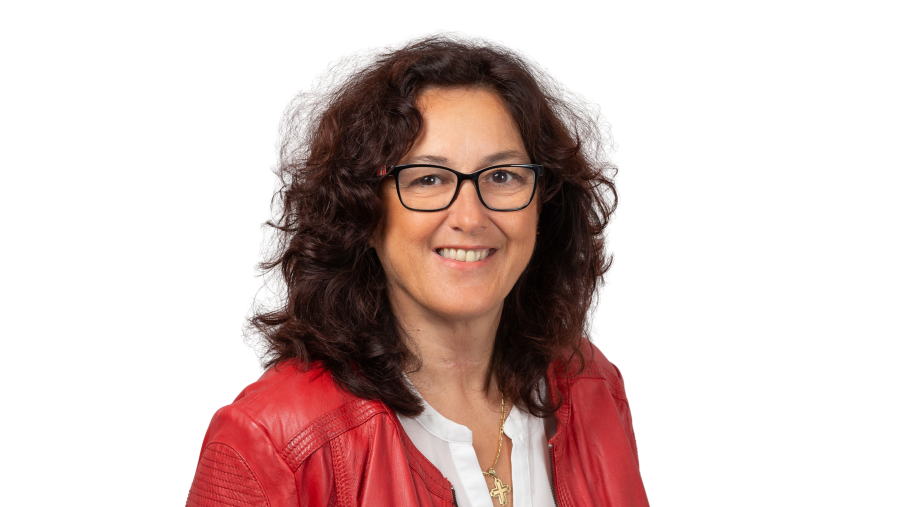 Portraitfoto von Monika Papageorgiou mit roter Jacke.