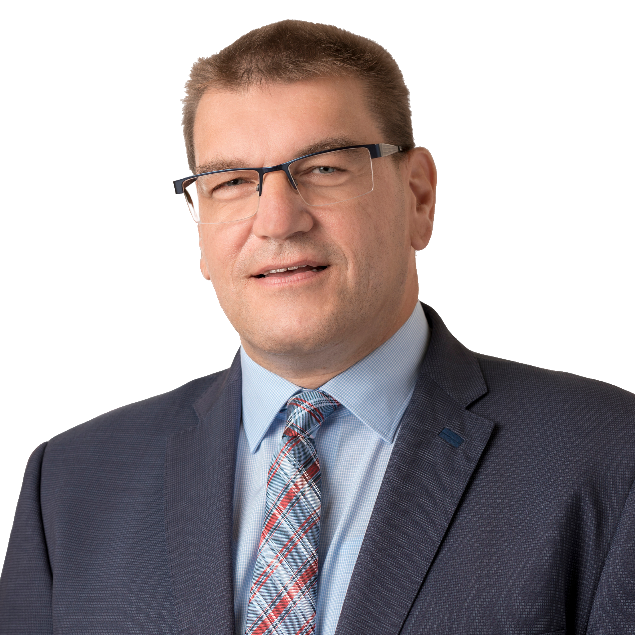 Frontalansicht eines Mannes, der lachend in die Kamera blickt. Er hat kurze braune Haare und trägt eine moderne, eckige Brille mit dunklem Rahmen.
