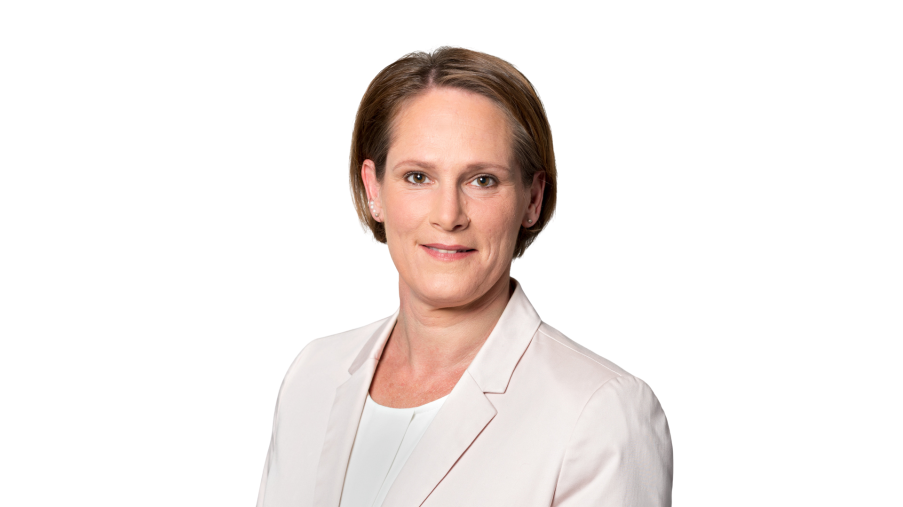 Regionalleitung Miriam Battistiol, lächelnd mit hellem Jackett vor einem hellen Hintergrund