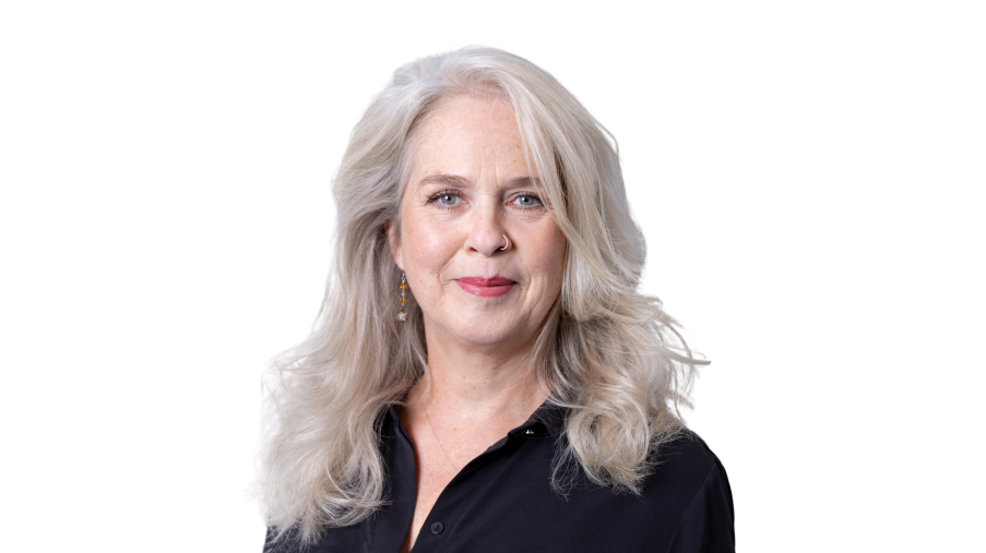 Regionalleitung Andrea Höfer-Betzel, freundlich schauend mit einer dunklen Bluse vor einem hellen Hintergrund