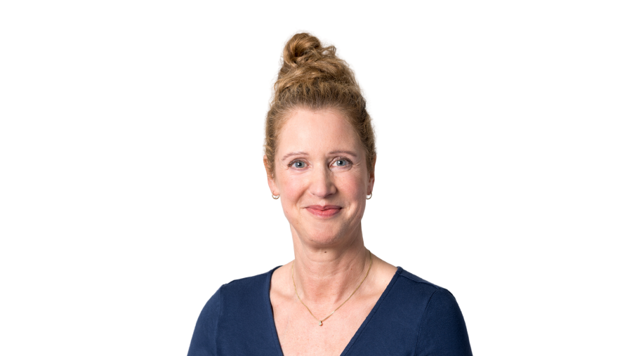 Regionalleitung Christina Marcos lächelnd mit einer dunkelblauen Bluse vor einem hellen Hintergrund