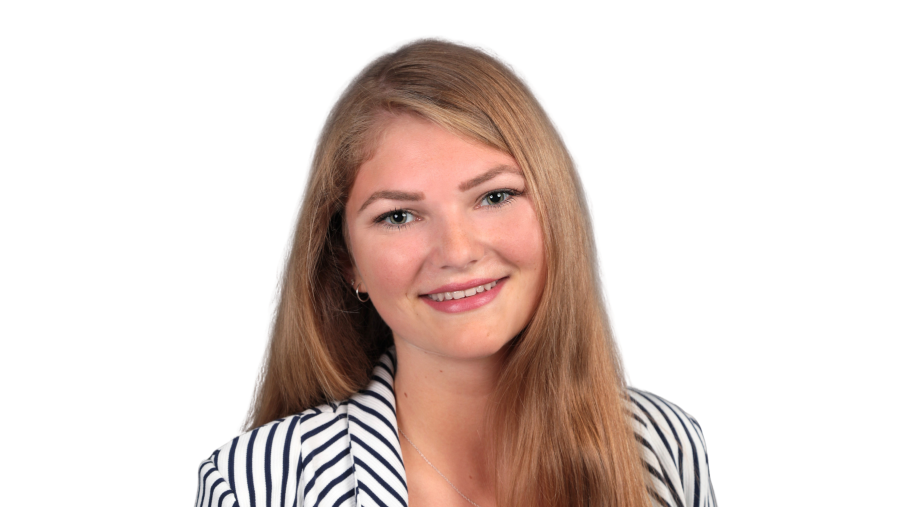 Regionalleitung Alina Marschall lächelnd mit schwarz weiß gestreifter Bluse mit hellem Hintergrund