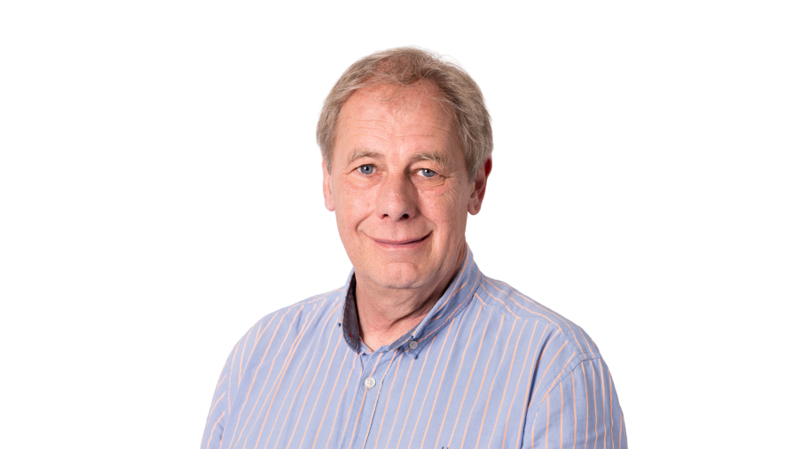 Regionalleitung Sven-Olaf Rogahn lächelnd mit hellblau orange gestreiften Hemd vor einem hellen Hintergrund