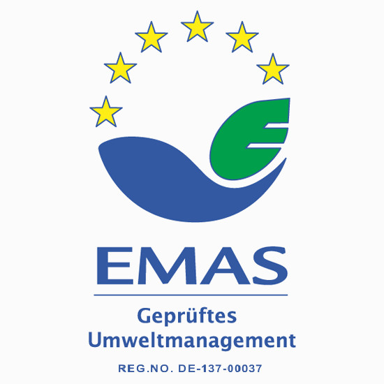Logo des EMAS mit 6 Sternen im Halbkreis, grünem Blatt, blaue Welle und den Buchstaben „EMAS“